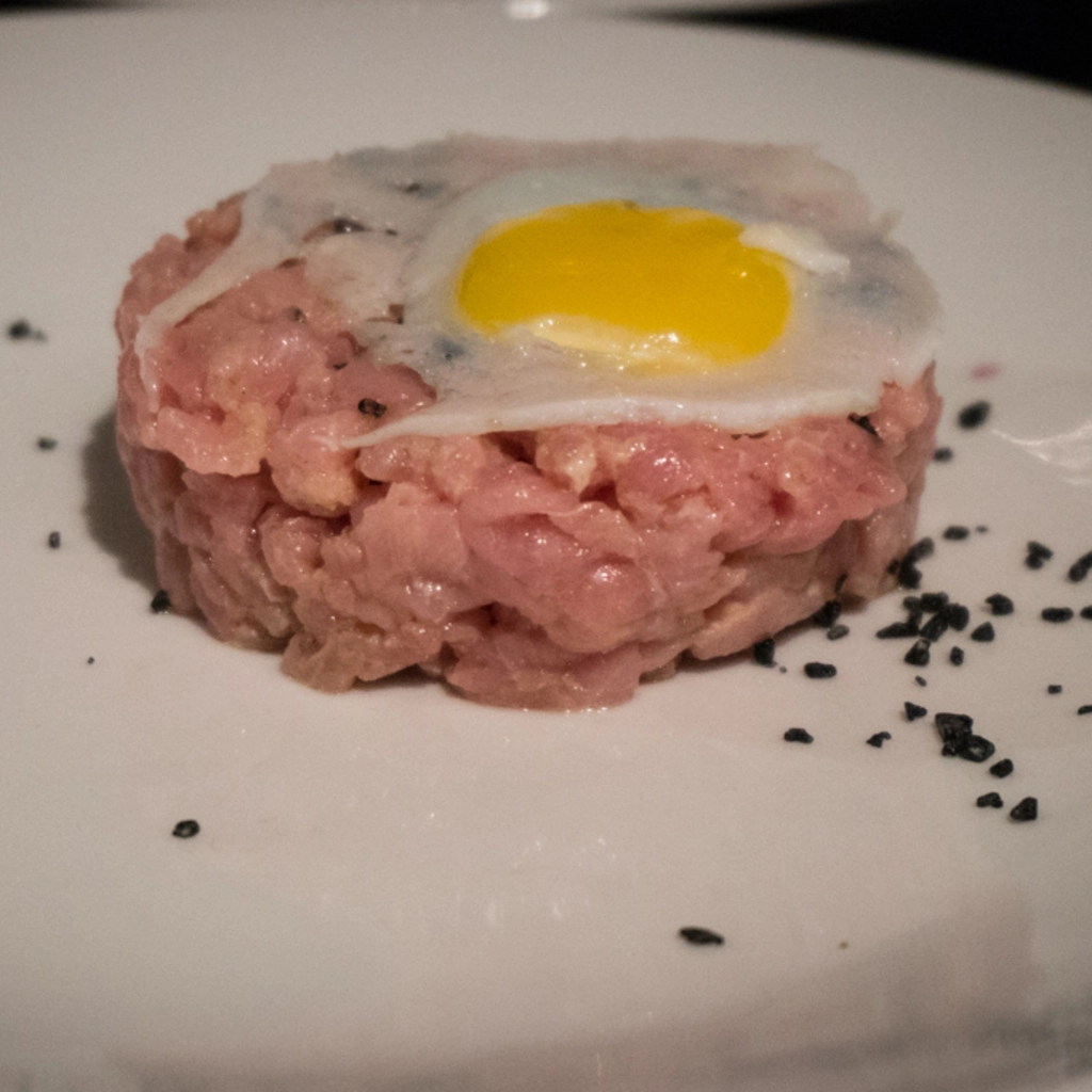 Disporre l'uovo sulla tartare
