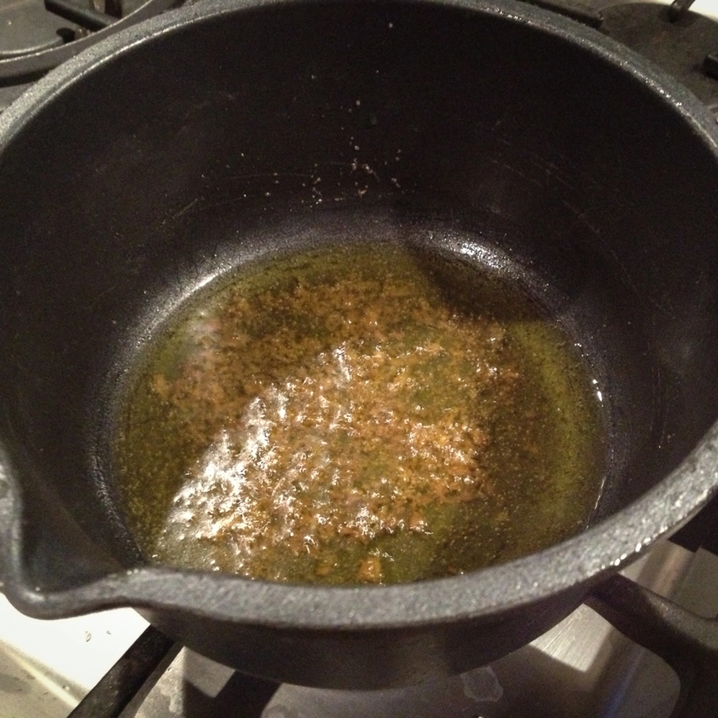 Le acciughe vengono scolte nell'olio caldo