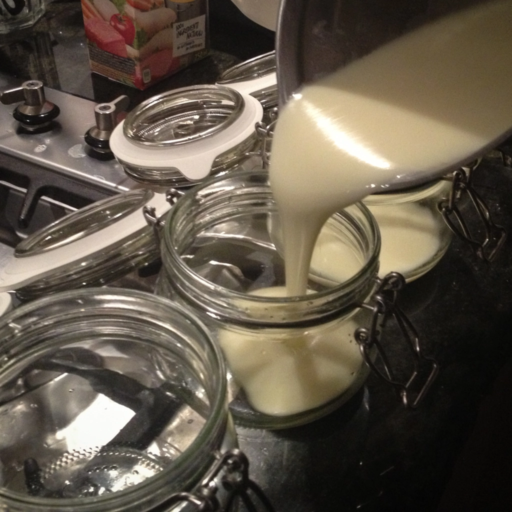 Versare la crema calda nel barattolo