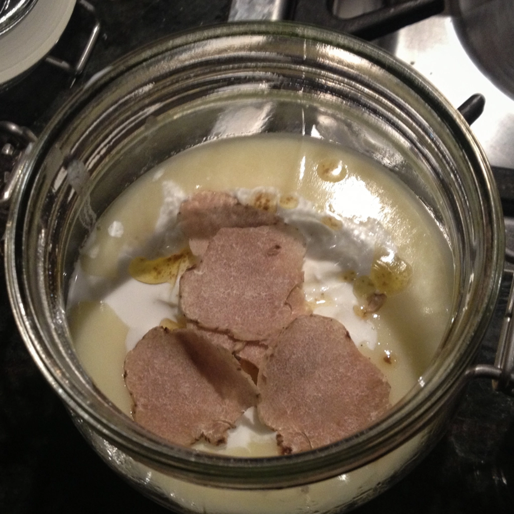 Aggiungere le scaglie di tartufo