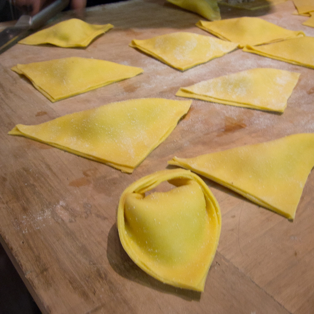 Chiudere e piegare i tortelloni con il classico nodo