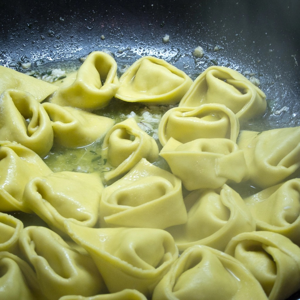 Tirare i tortelloni nella padella col sugo