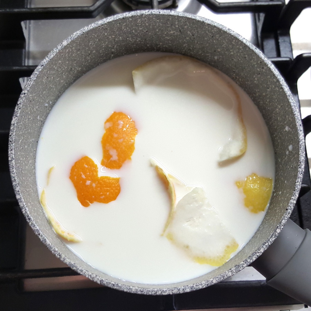 Scaldare il latte con le scorze