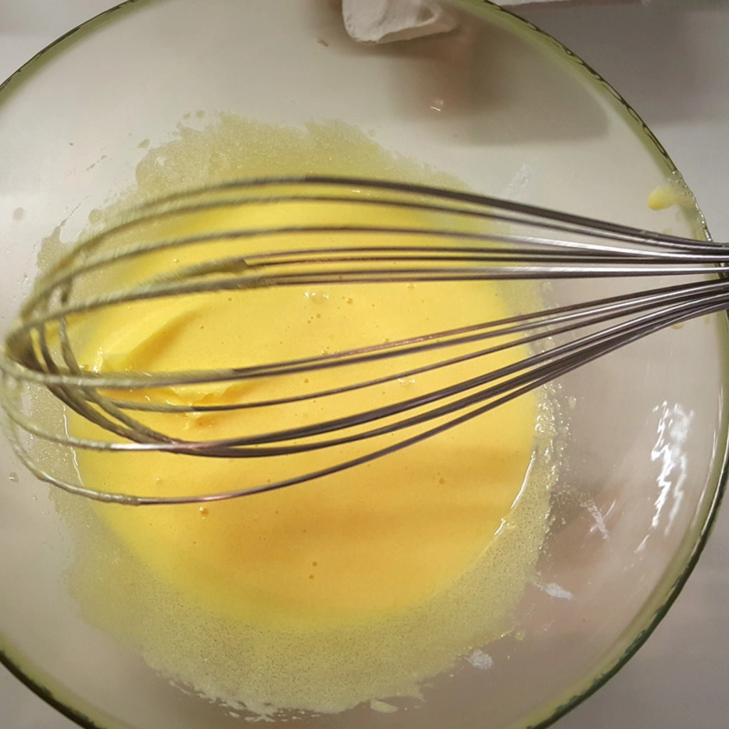 Mescolare con la frusta l'uovo e lo zucchero