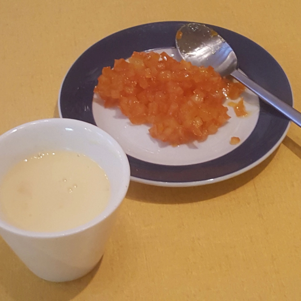 Mettere in ogni tazzina una cucchiaiata di canditi e poi riempire di crema fino a quasi 1cm dal bordo