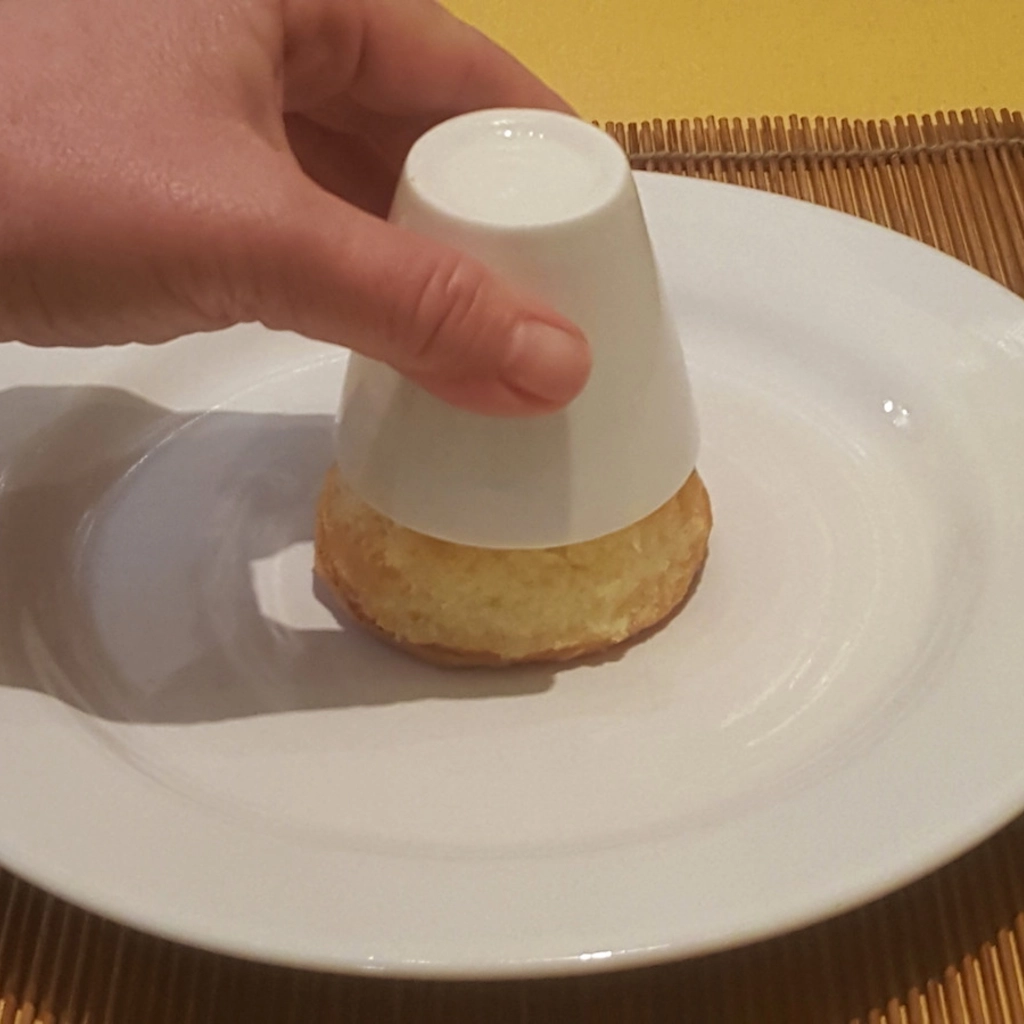 Si prende la tazzina, si solleva e...