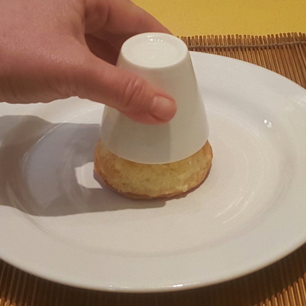 Si prende la tazzina, si solleva e...