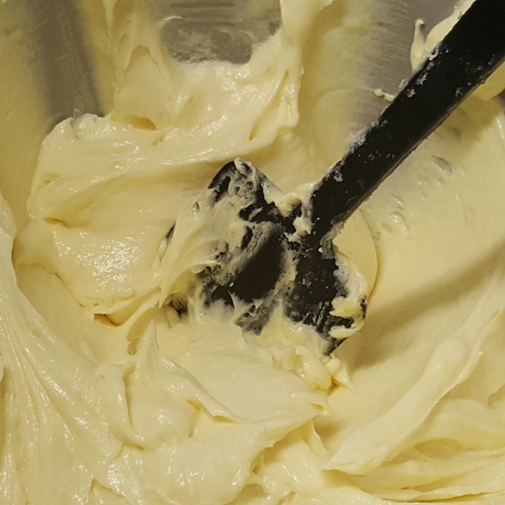 Incorporare le uova e gli altri ingredienti