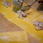 Riponete il ripieno al centro di ogni quadrato di pasta