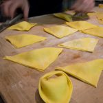 Piegate a triangolo e chiudete, avendo cura di bagnare prima il lato della pasta