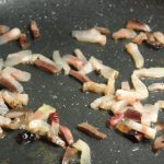 Saltare il guanciale con un po' di timo