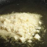 Sciogliere il formaggio nel grasso del guanciale