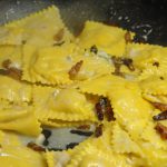 Aggiungere il guanciale per un'ultima saltata