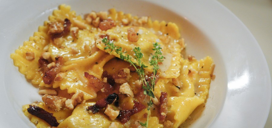 Ravioli ricotta e noci con crema di formaggio, guanciale e timo