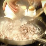 Saltare le tagliatelle in padella