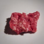 La salsiccia aperta: solo carne di bovino naturalmente grassa
