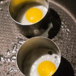 Cuocere l'uovo di quaglia nel coppapasta