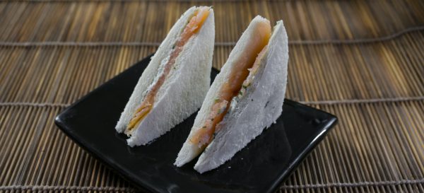 Mini sandwtch con salmone alla menta, basilico e wasabi